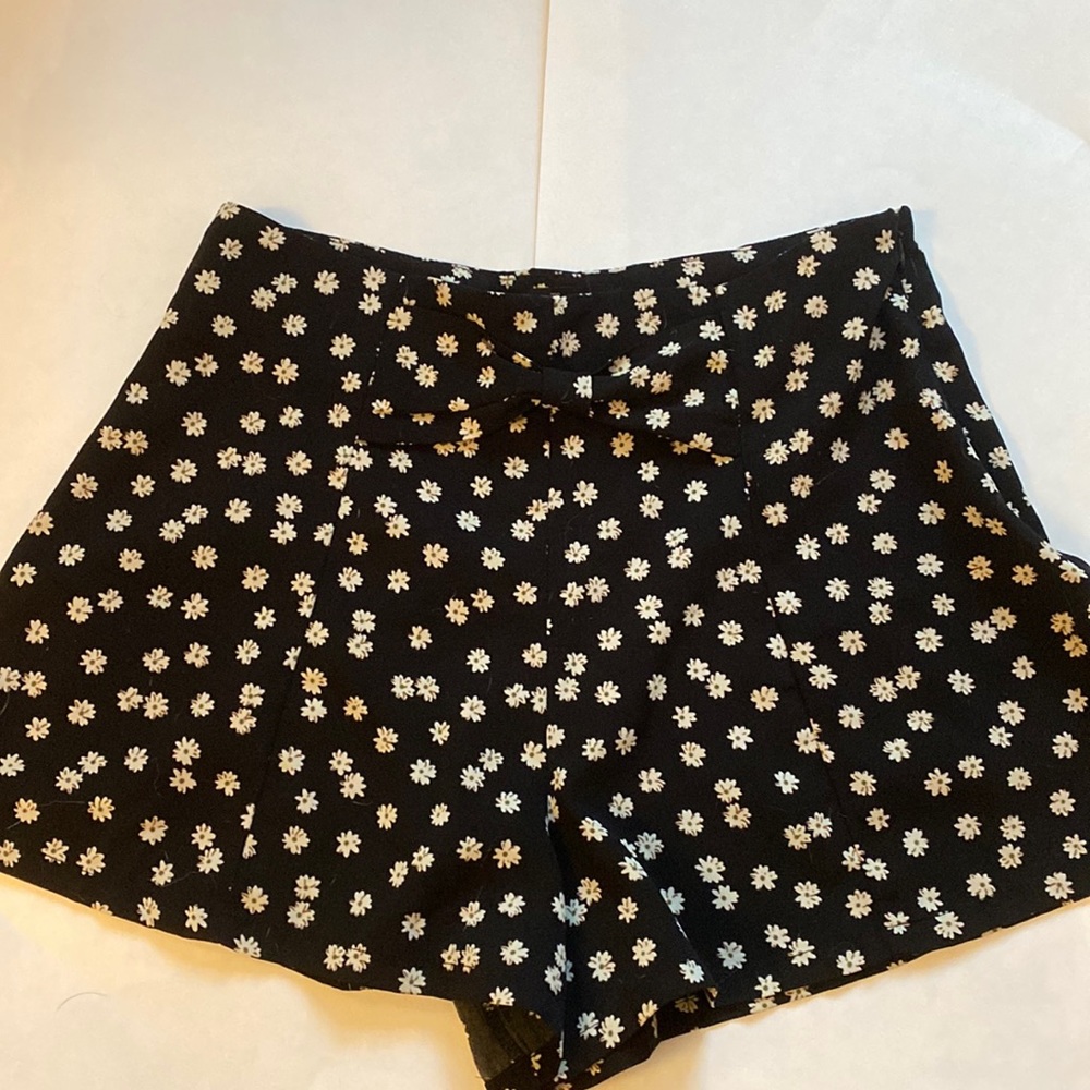 MONTEAU black & white floral shorts. size S